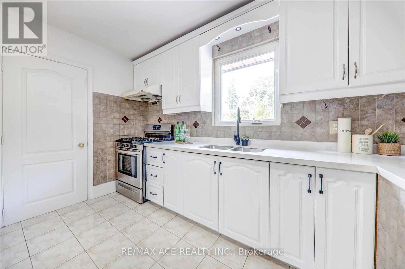 Photo 14 of 63 Lynvalley Crescent, Toronto ON