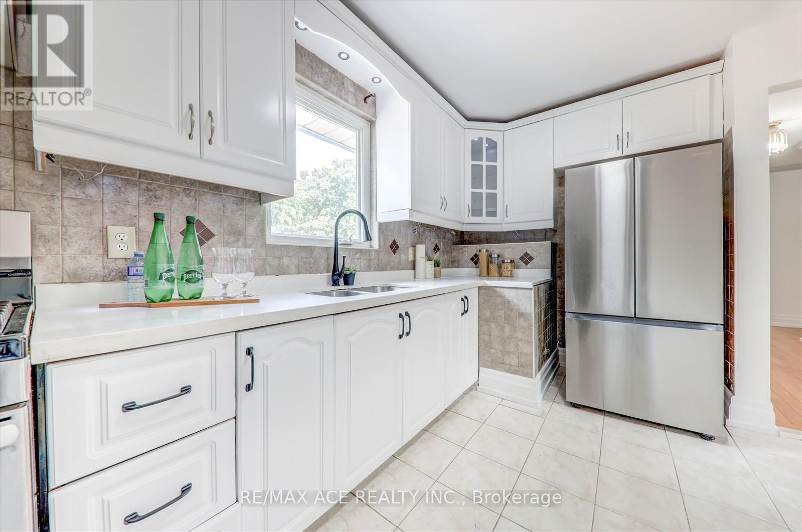 Photo 13 of 63 Lynvalley Crescent, Toronto ON