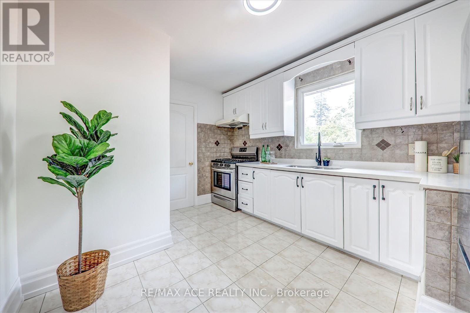 Photo 15 of 63 Lynvalley Crescent, Toronto ON