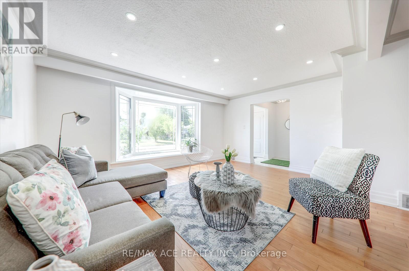 Photo 8 of 63 Lynvalley Crescent, Toronto ON