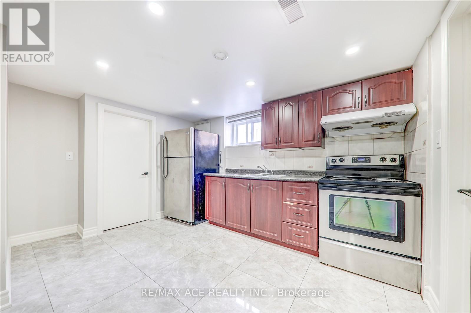 Photo 24 of 63 Lynvalley Crescent, Toronto ON
