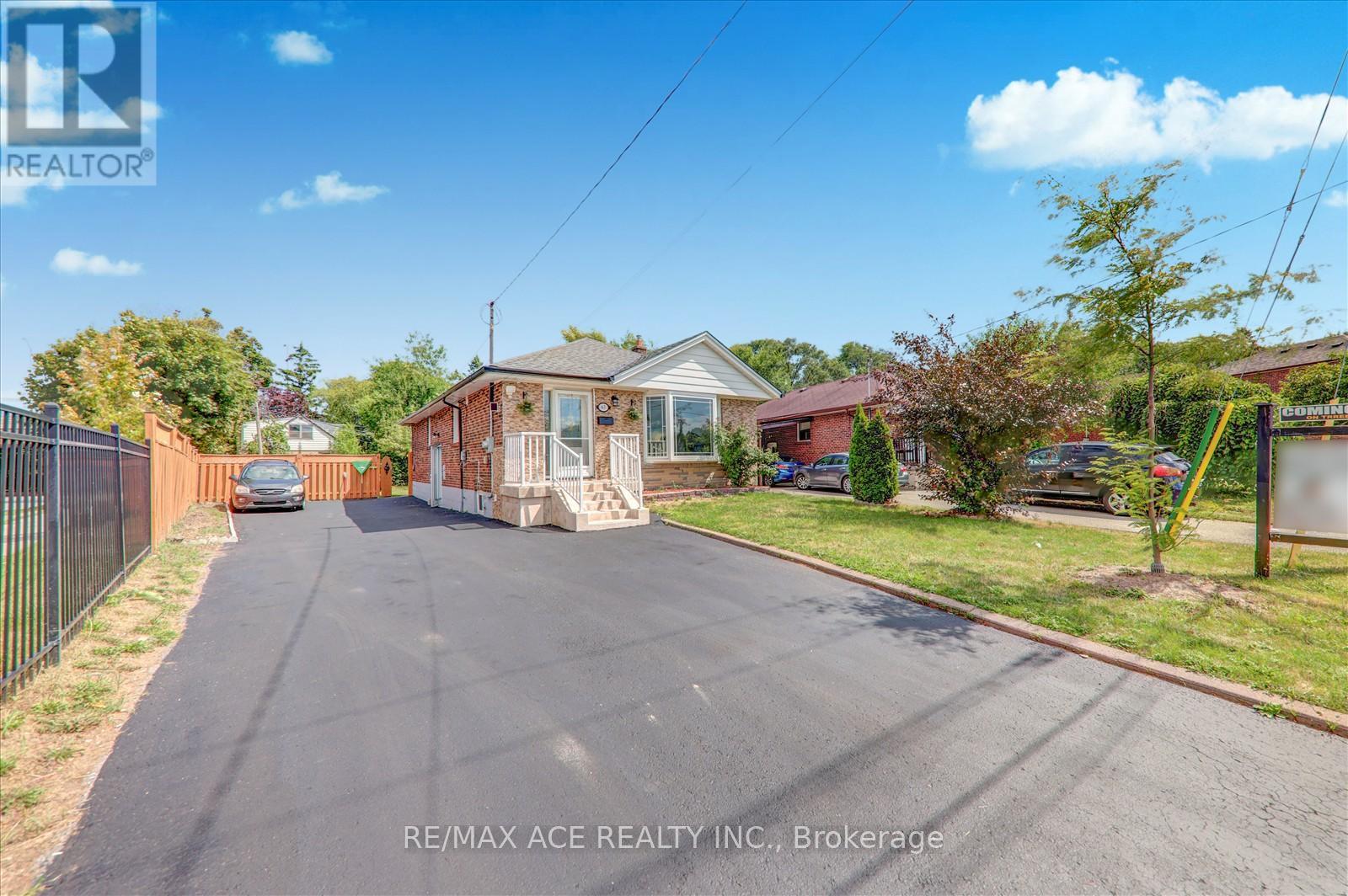 Photo 4 of 63 Lynvalley Crescent, Toronto ON