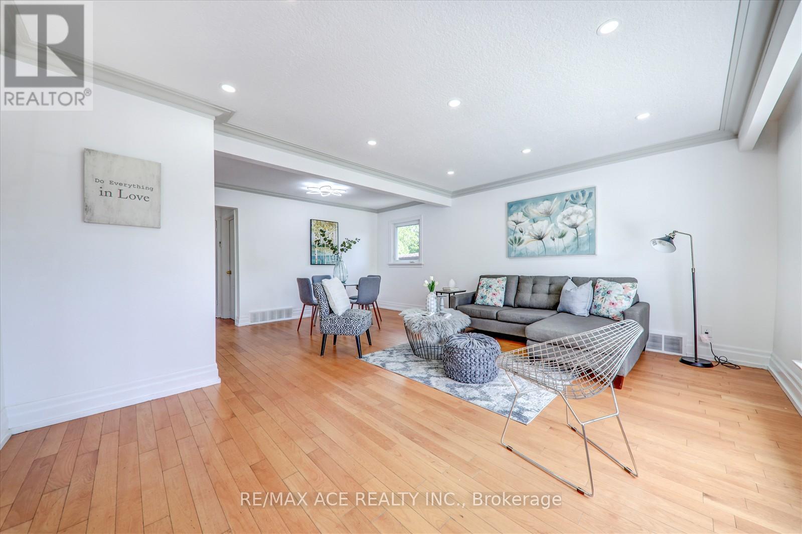 Photo 9 of 63 Lynvalley Crescent, Toronto ON