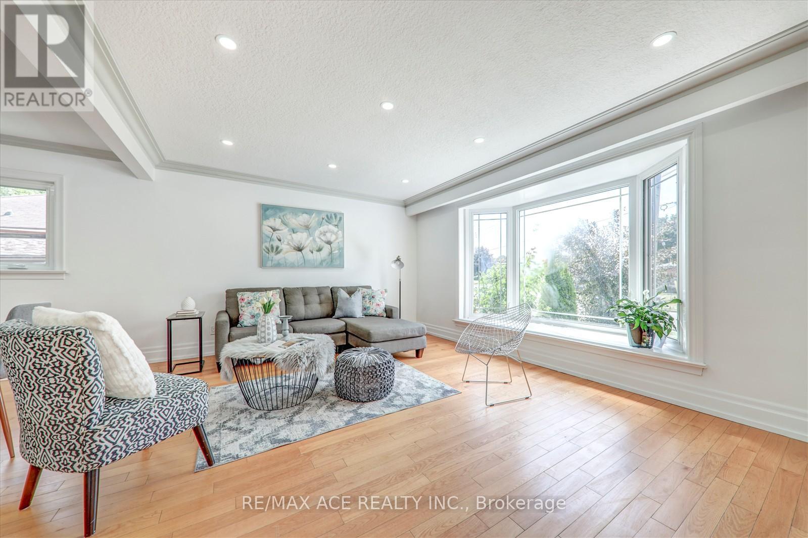 Photo 7 of 63 Lynvalley Crescent, Toronto ON