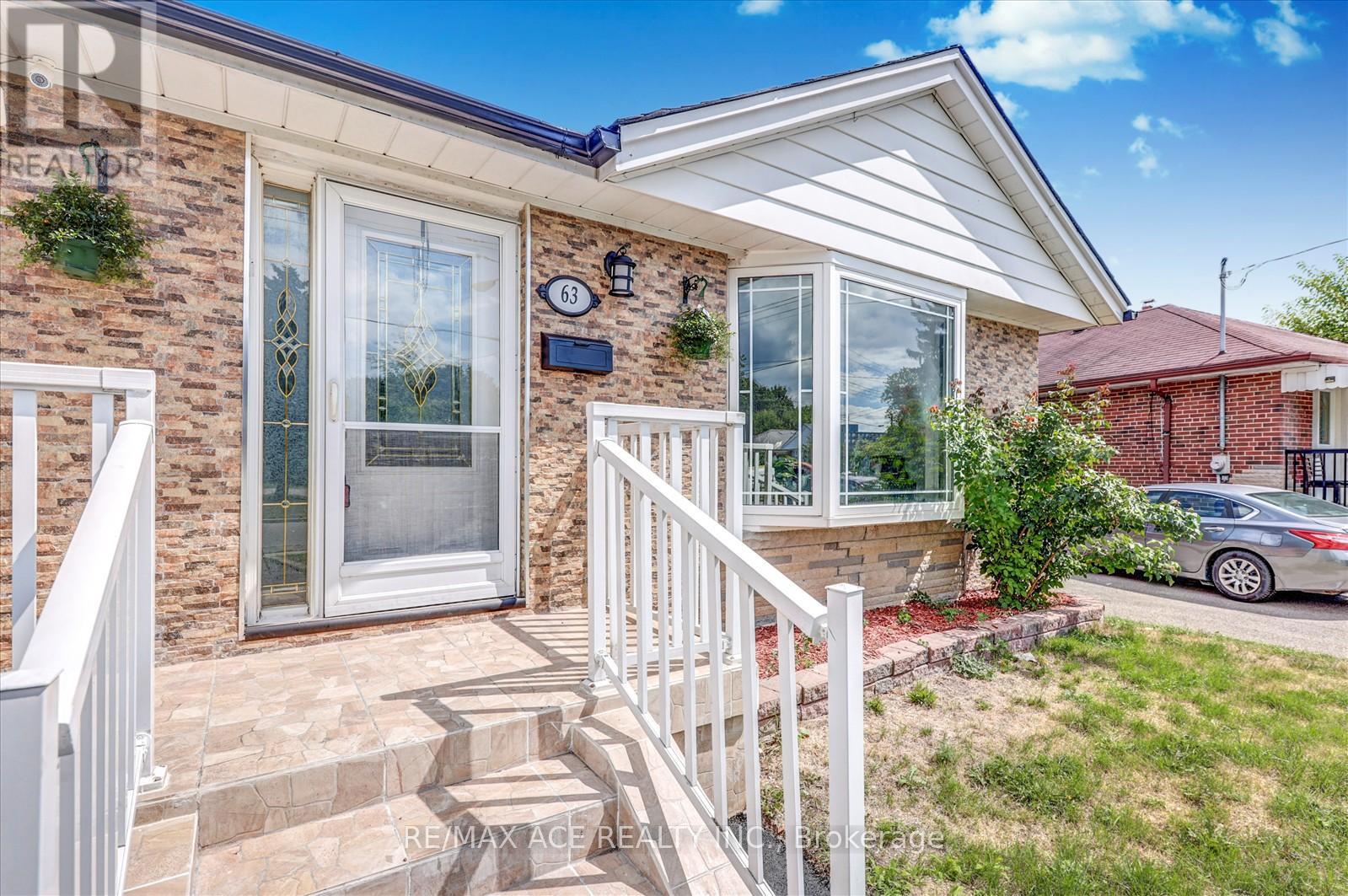 Photo 5 of 63 Lynvalley Crescent, Toronto ON