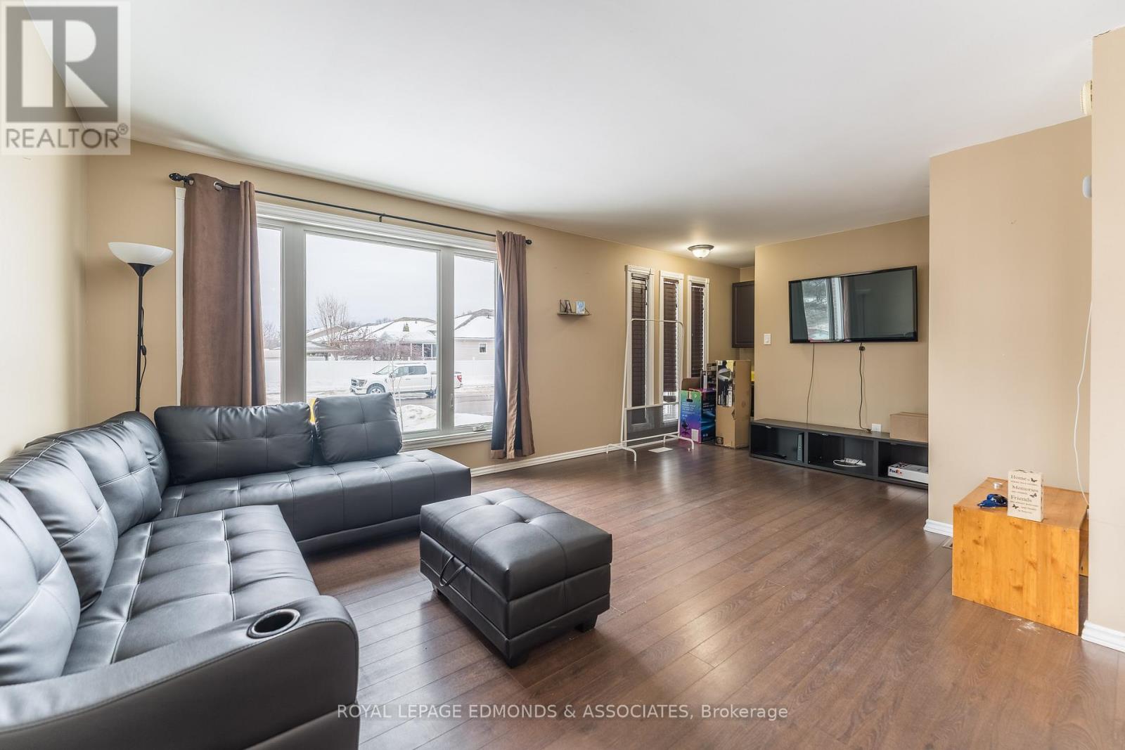 Photo 3 of 513 Broadview Drive, Pembroke ON
