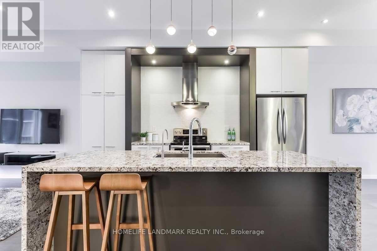 Photo 3 of 103 Genuine Lane, Richmond Hill ON