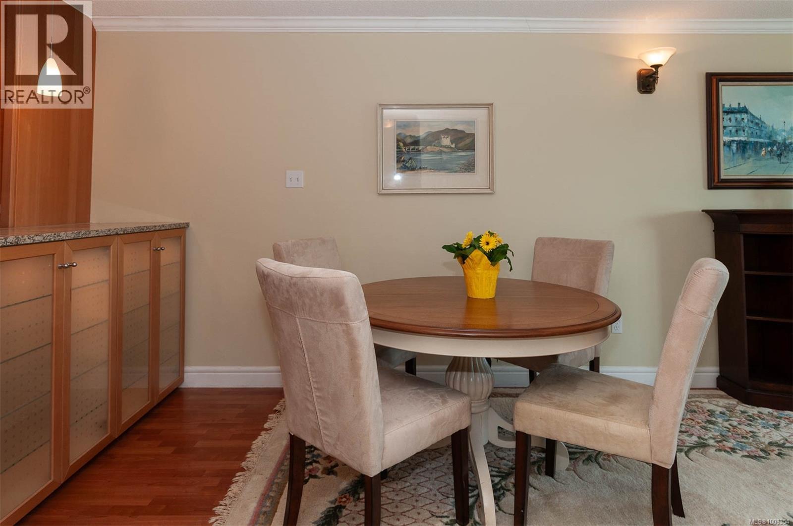 Photo 10 of 302 1024 Fairfield Rd, Victoria BC