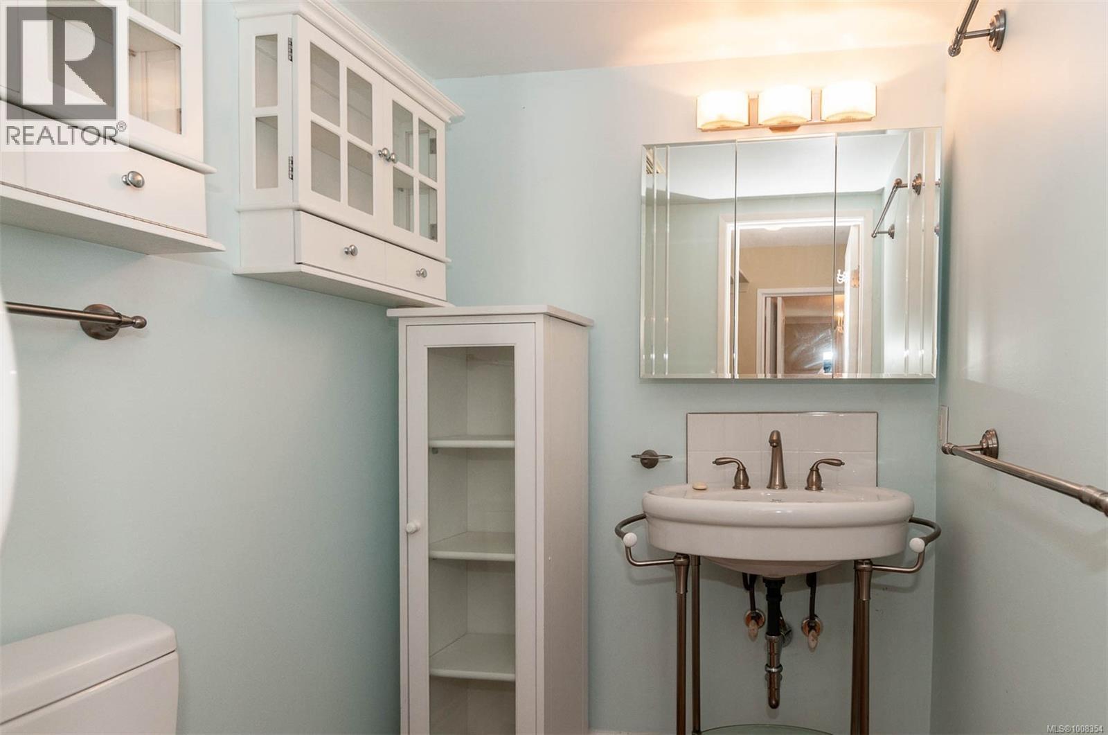 Photo 19 of 302 1024 Fairfield Rd, Victoria BC