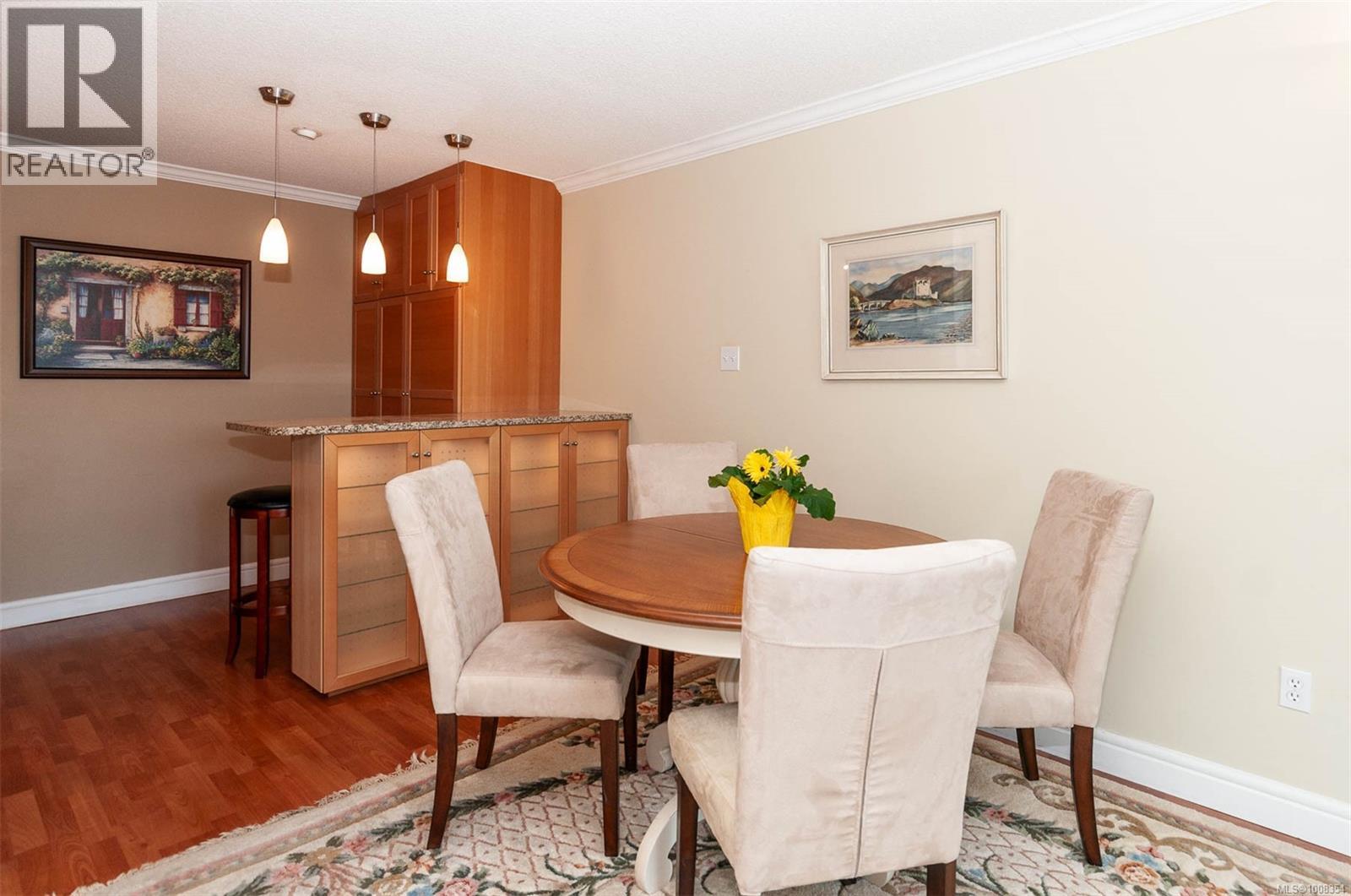 Photo 3 of 302 1024 Fairfield Rd, Victoria BC