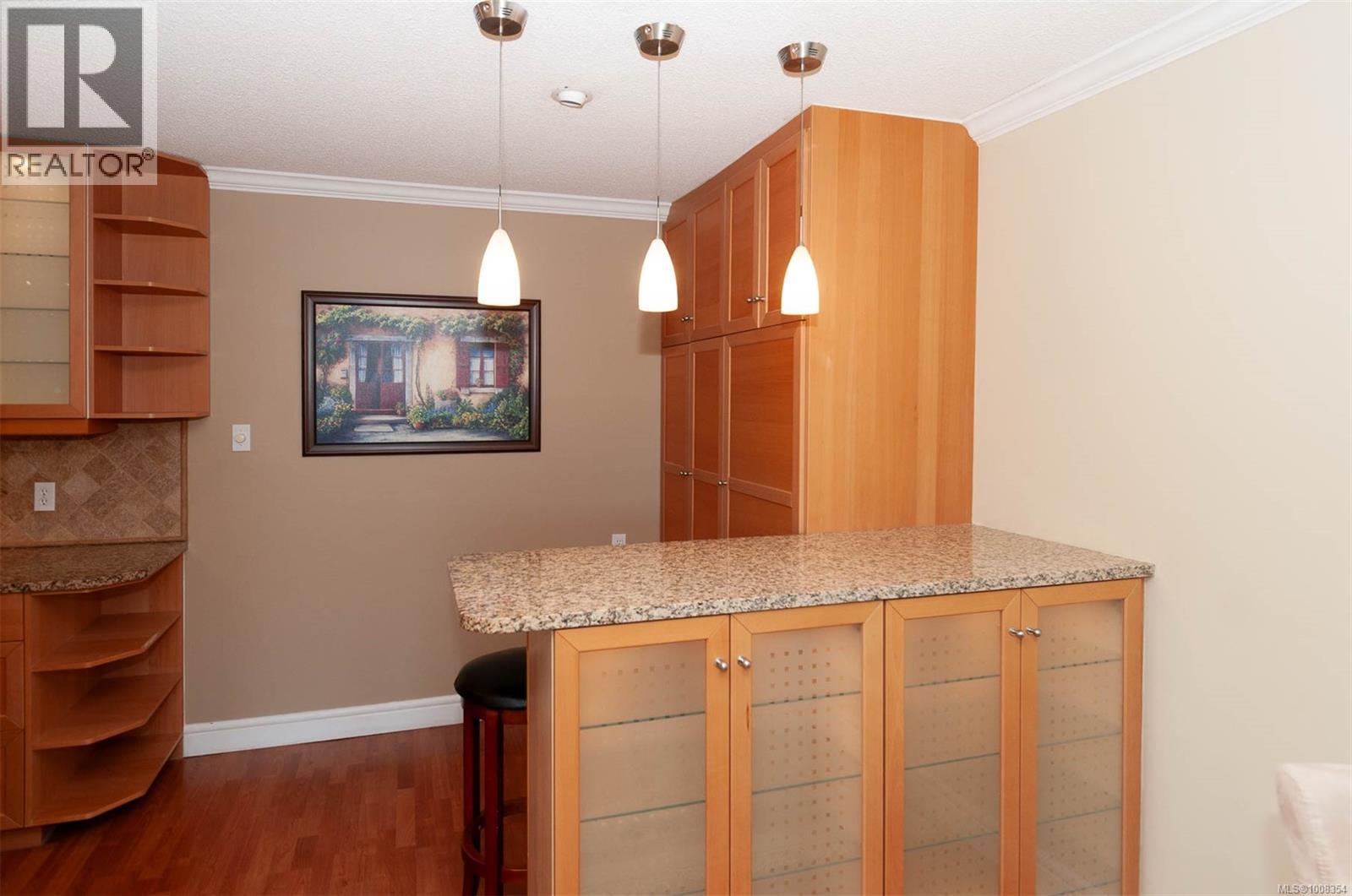 Photo 4 of 302 1024 Fairfield Rd, Victoria BC