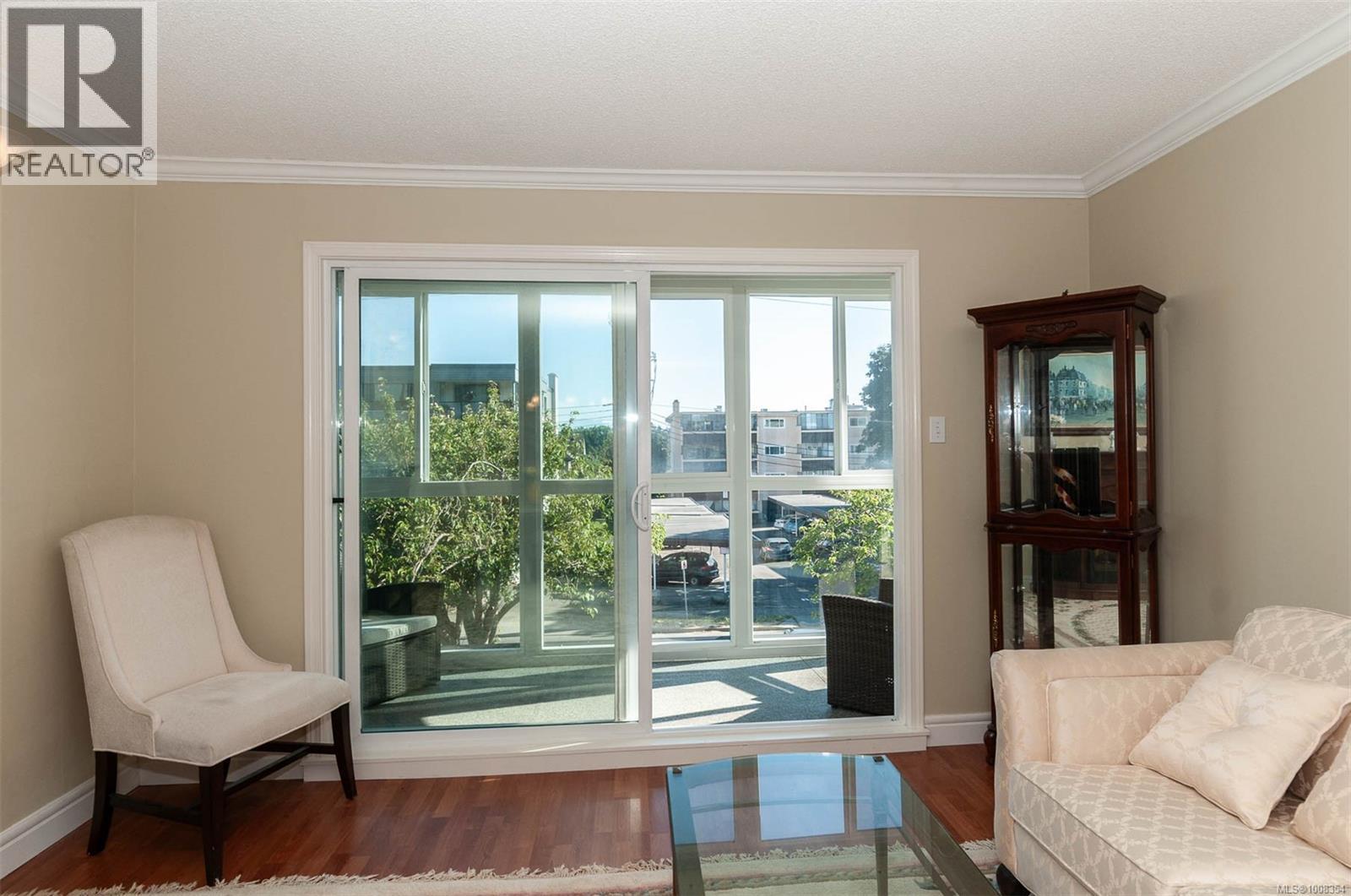 Photo 6 of 302 1024 Fairfield Rd, Victoria BC