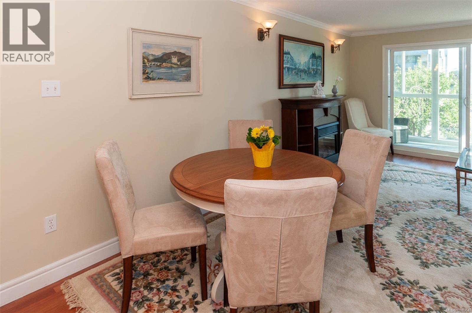 Photo 9 of 302 1024 Fairfield Rd, Victoria BC