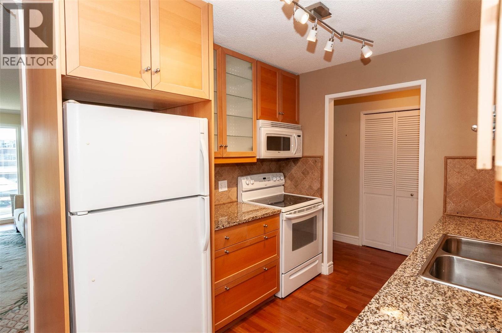 Photo 14 of 302 1024 Fairfield Rd, Victoria BC