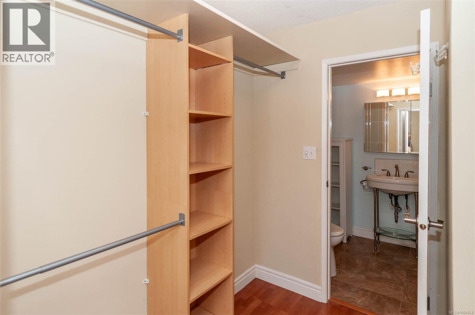 Photo 18 of 302 1024 Fairfield Rd, Victoria BC