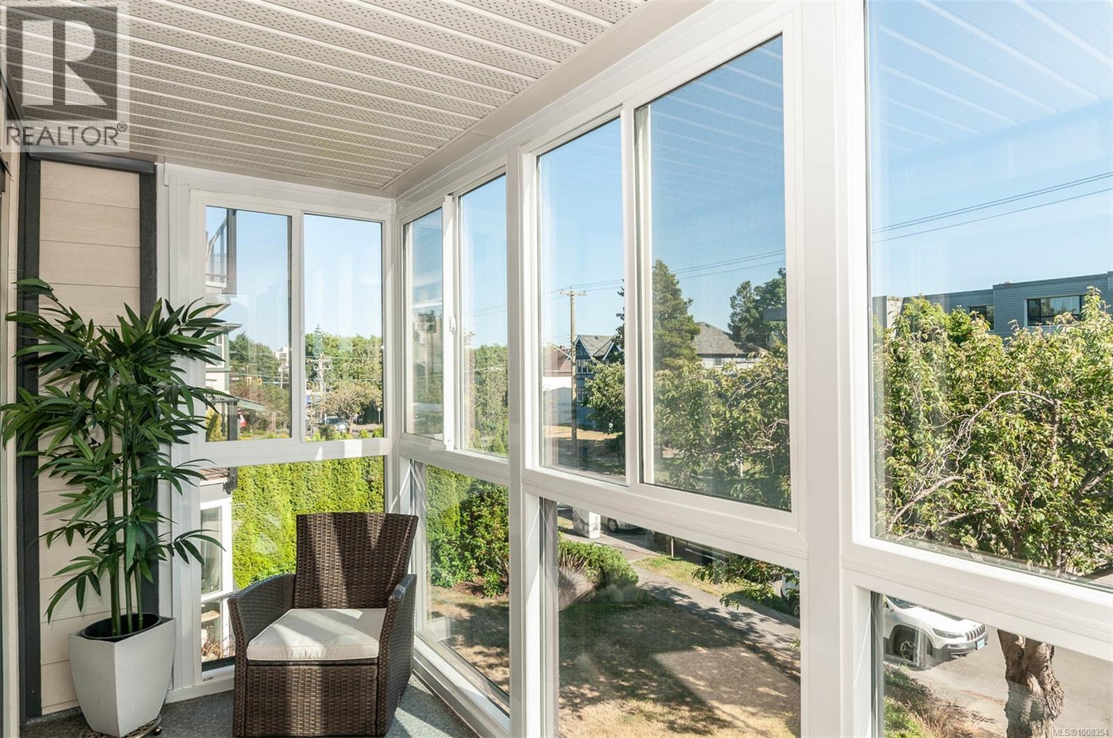 Photo 7 of 302 1024 Fairfield Rd, Victoria BC