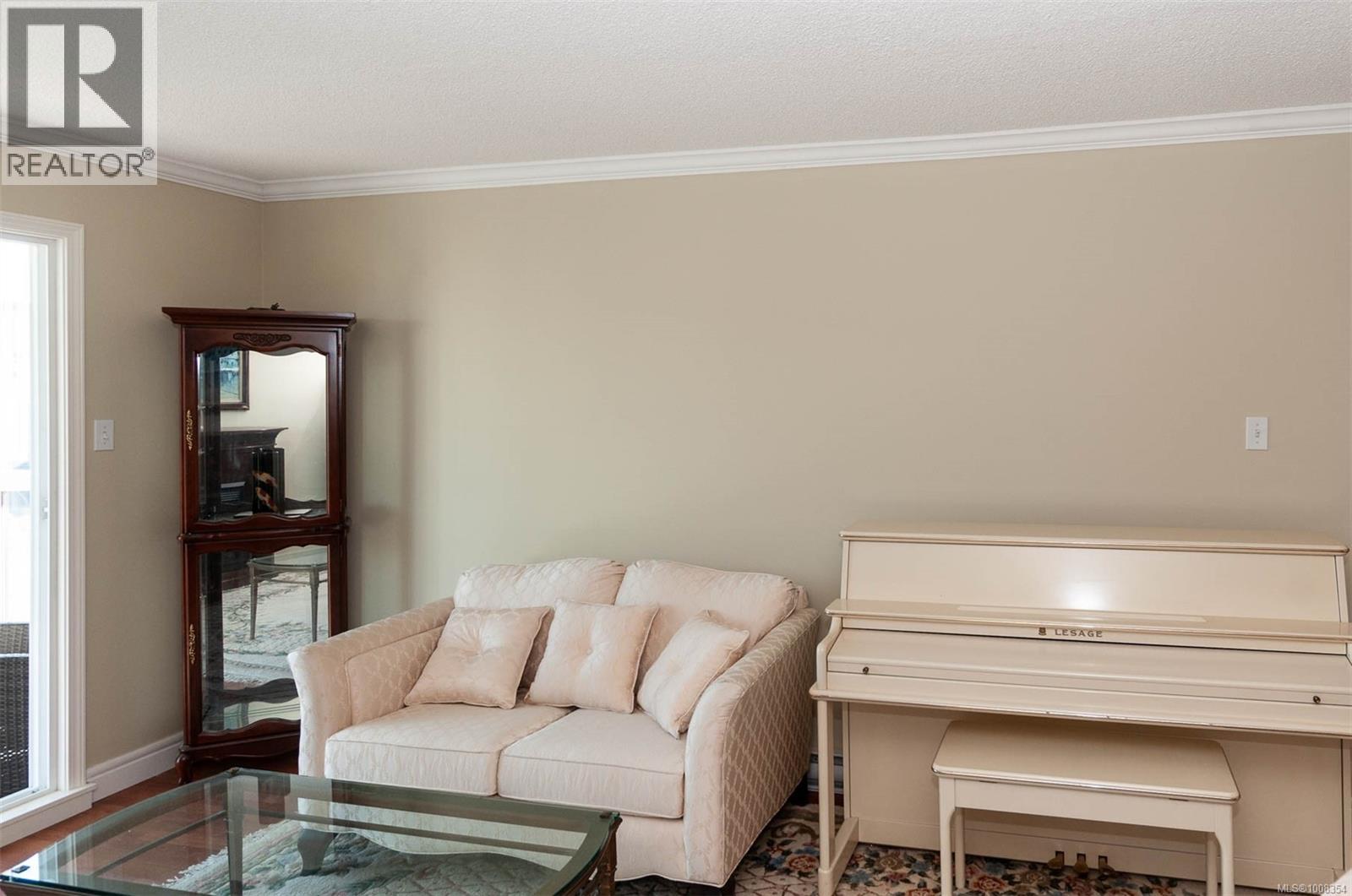 Photo 5 of 302 1024 Fairfield Rd, Victoria BC