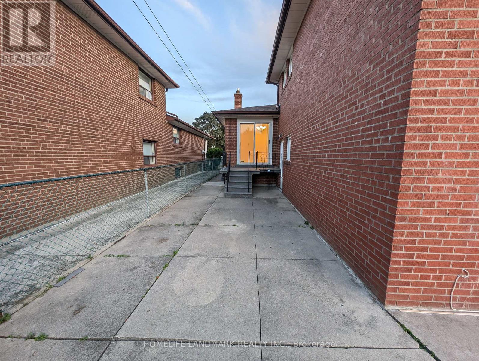 Photo 22 of Upper Unit 56 Bickerton Crescent, Toronto ON