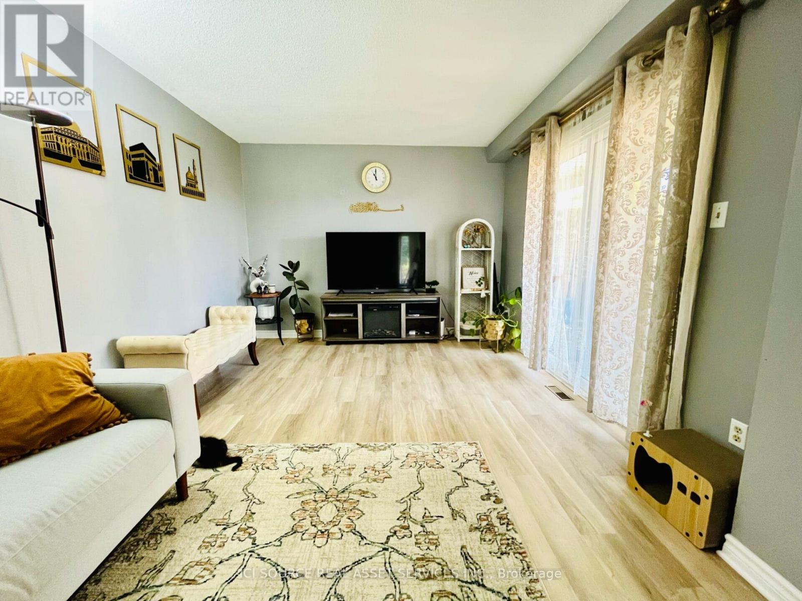 Photo 3 of 18 1300 Upper Ottawa Street, Hamilton ON