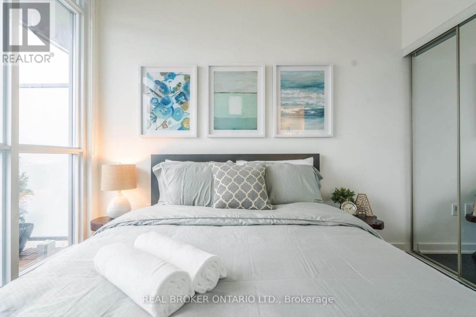 Photo 3 of 3203 15 Iceboat Terrace, Toronto ON