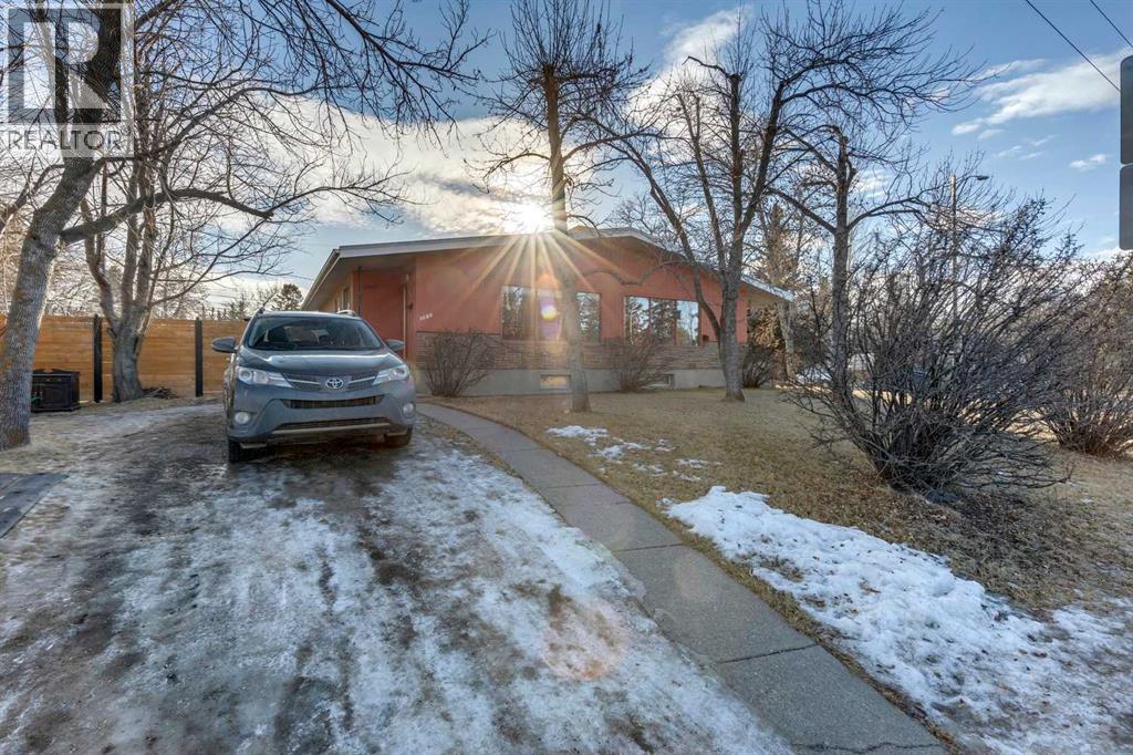 Multi-family House Bungalow for Sale in / Spruce Drive SW Wildwood Calgary 