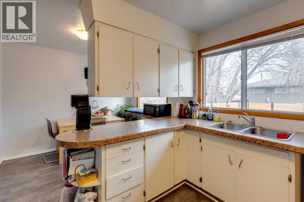 Multi-family House Bungalow for Sale in / Spruce Drive SW Wildwood Calgary 