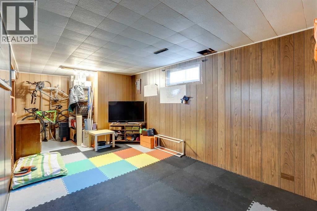 Multi-family House Bungalow for Sale in / Spruce Drive SW Wildwood Calgary 