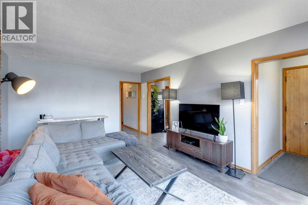 Multi-family House Bungalow for Sale in / Spruce Drive SW Wildwood Calgary 