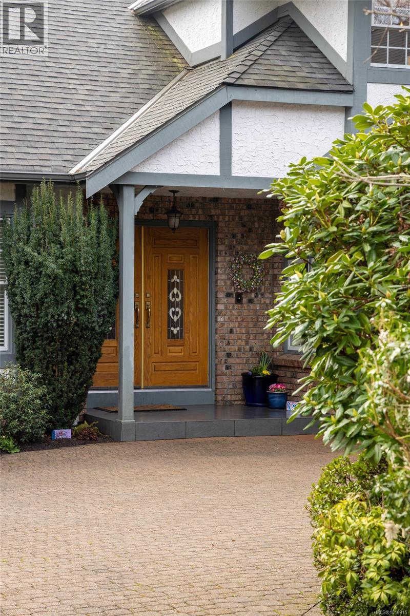 Photo 2 of 3913 Gibson Crt, Saanich BC