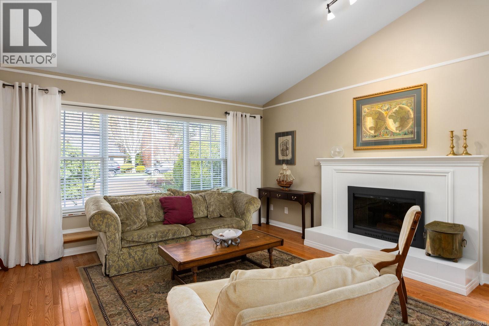 Photo 6 of 3913 Gibson Crt, Saanich BC