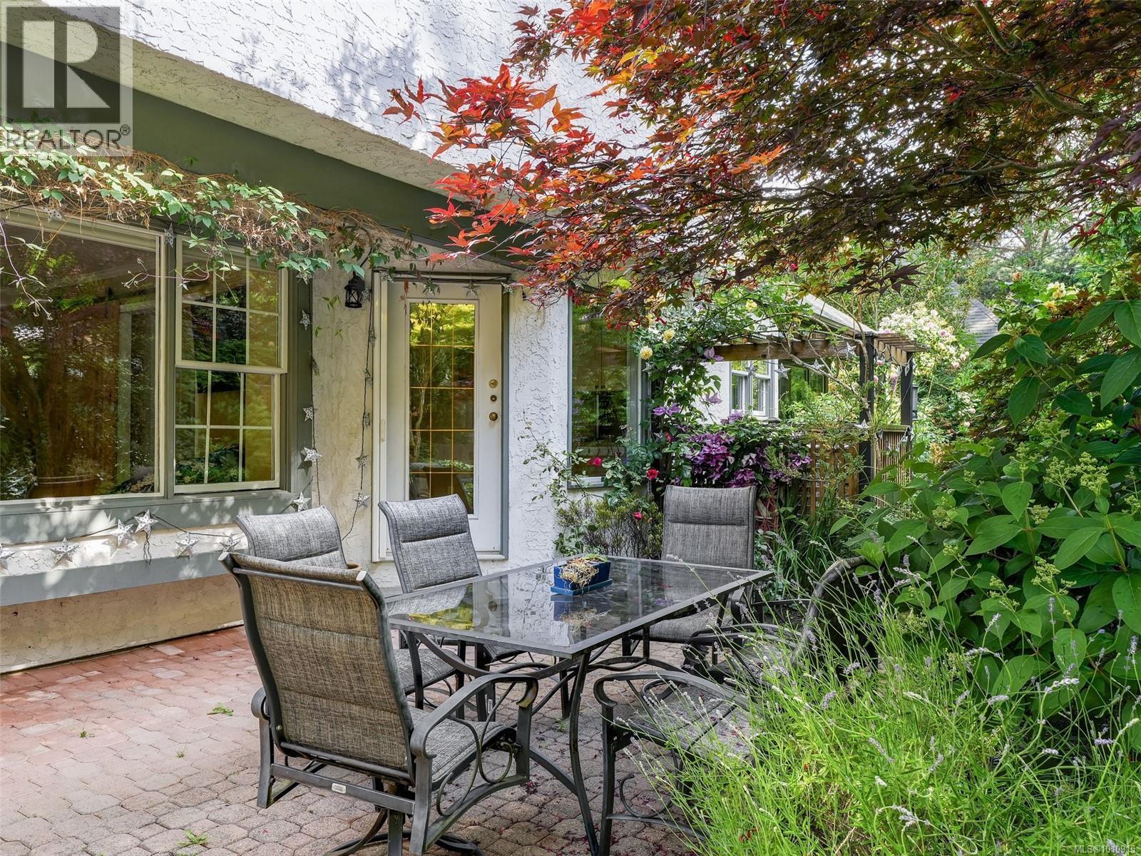 Photo 16 of 3913 Gibson Crt, Saanich BC