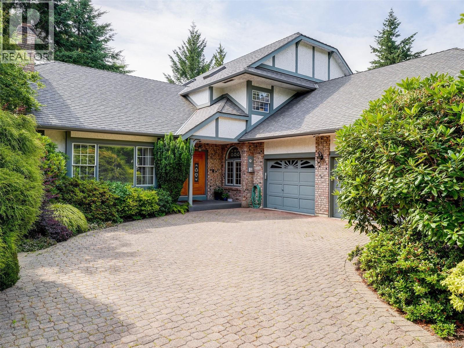 Photo 1 of 3913 Gibson Crt, Saanich BC