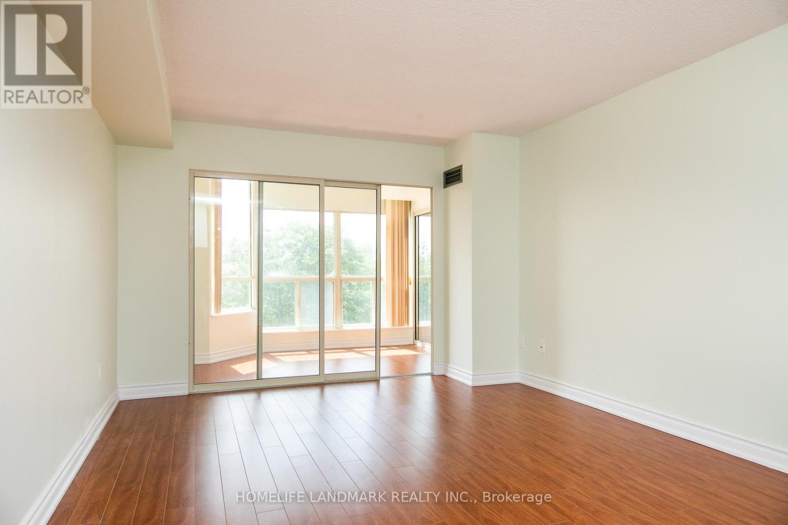 Photo 11 of 302 175 Cedar Avenue, Richmond Hill ON