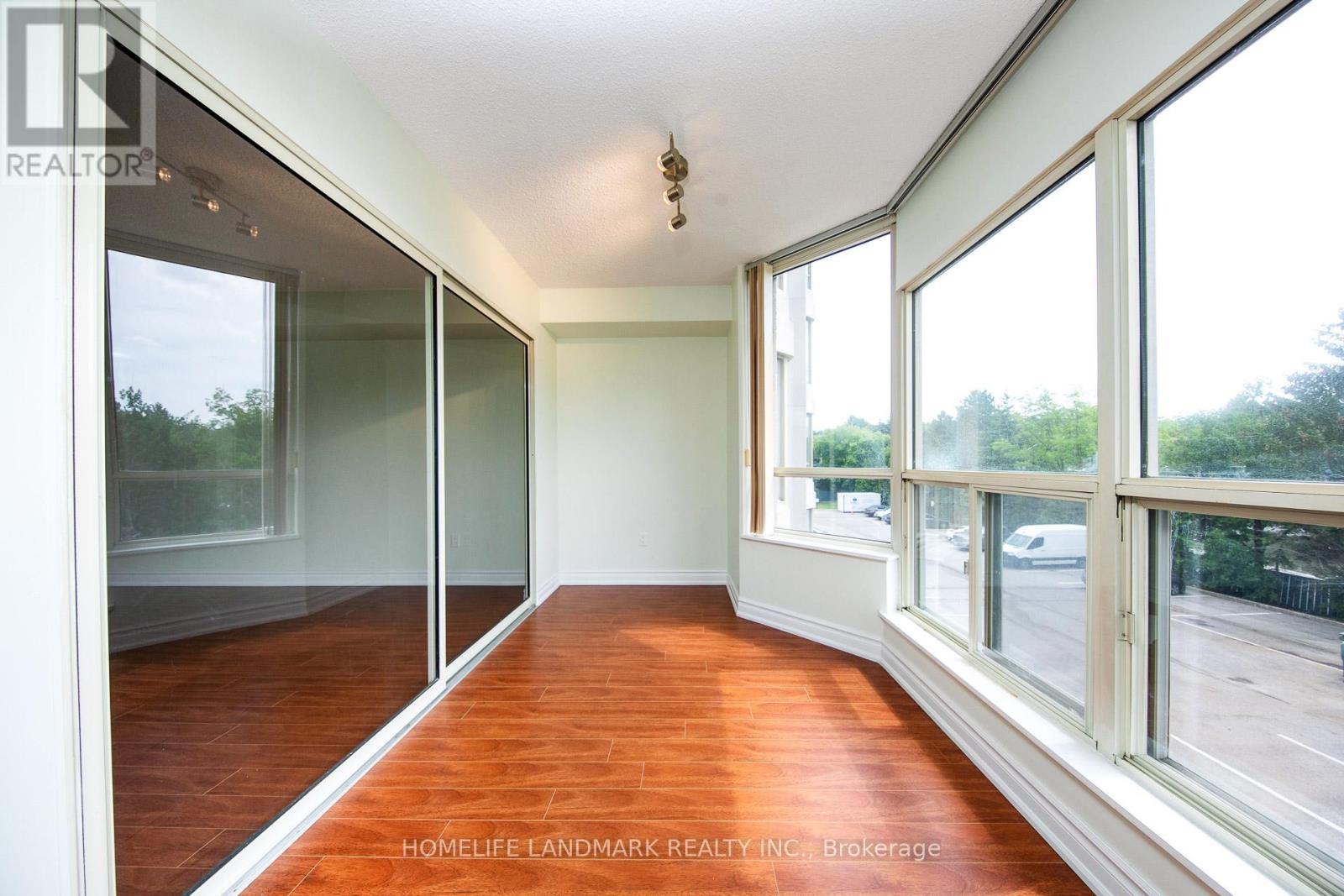 Photo 14 of 302 175 Cedar Avenue, Richmond Hill ON