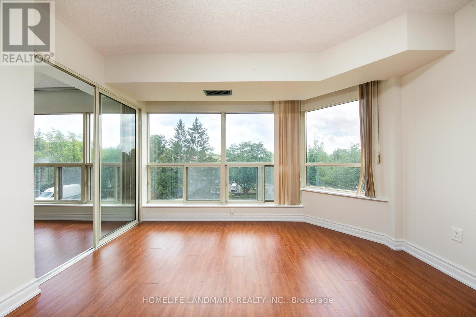 Photo 16 of 302 175 Cedar Avenue, Richmond Hill ON