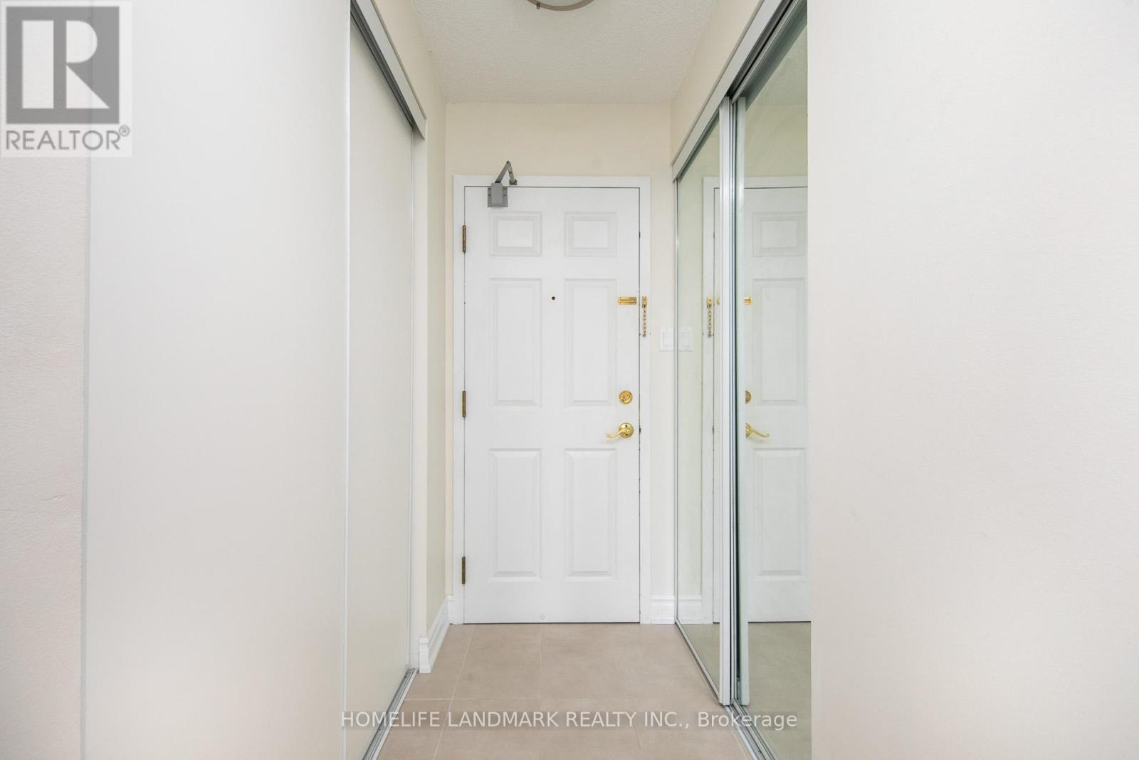 Photo 3 of 302 175 Cedar Avenue, Richmond Hill ON