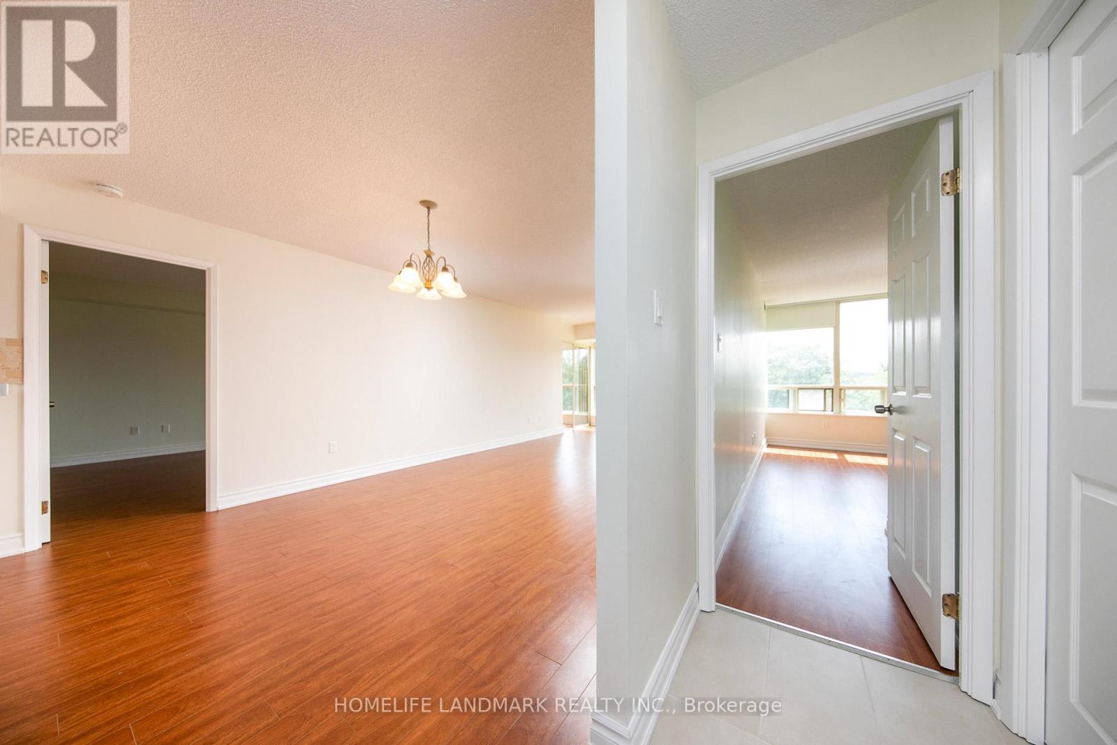Photo 4 of 302 175 Cedar Avenue, Richmond Hill ON