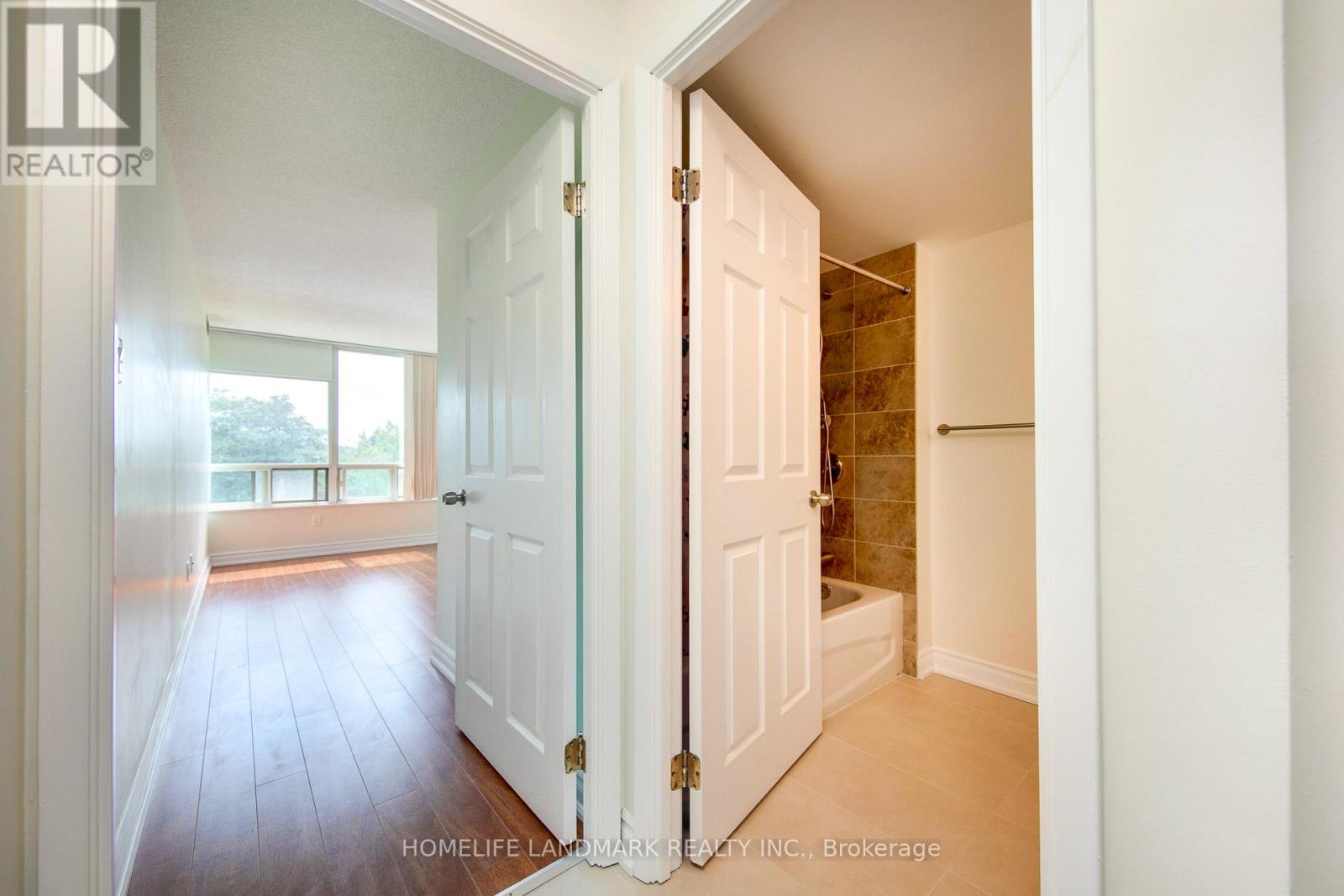 Photo 6 of 302 175 Cedar Avenue, Richmond Hill ON