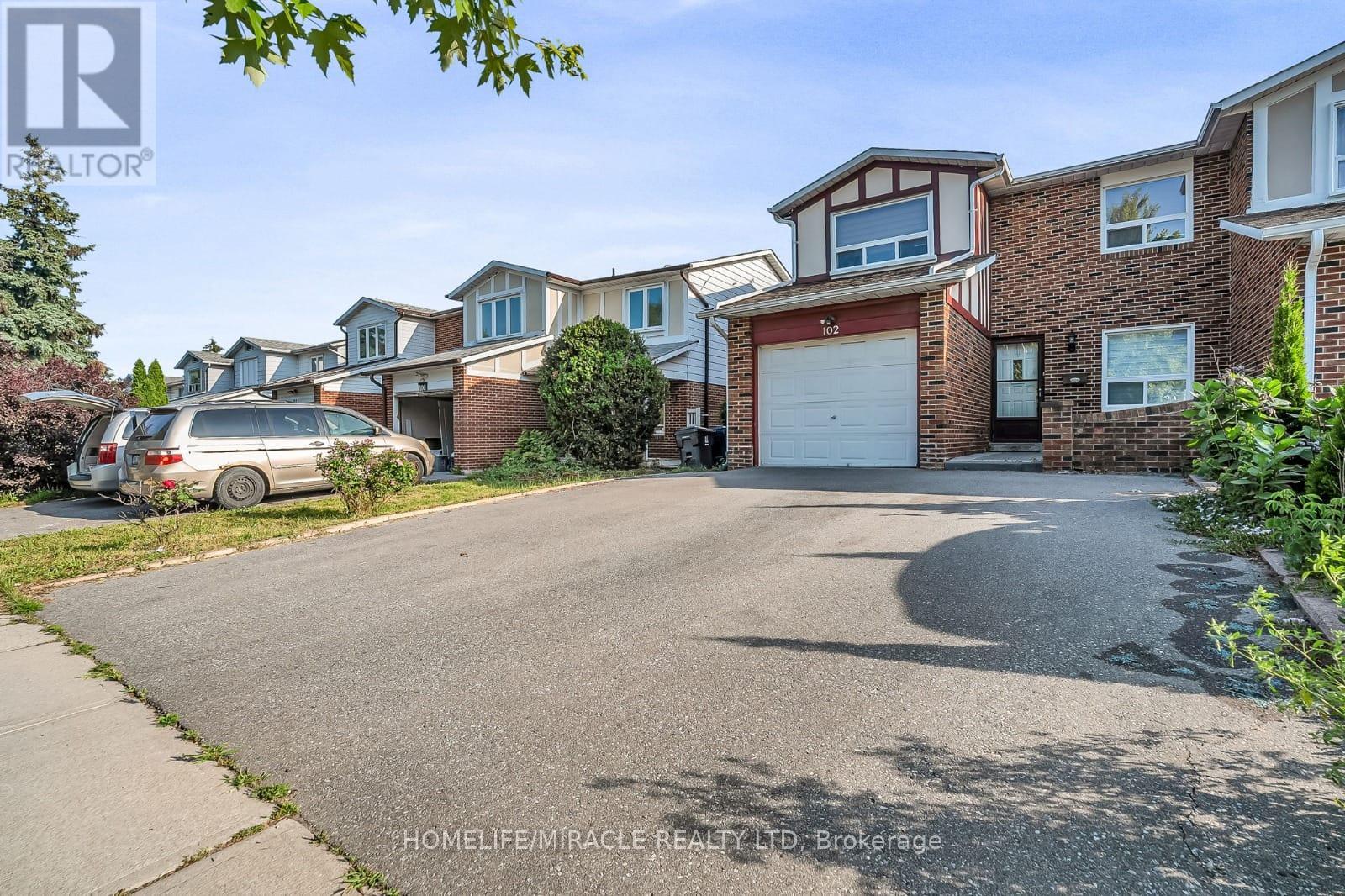 Photo 3 of 102 Micmac Crescent, Toronto ON