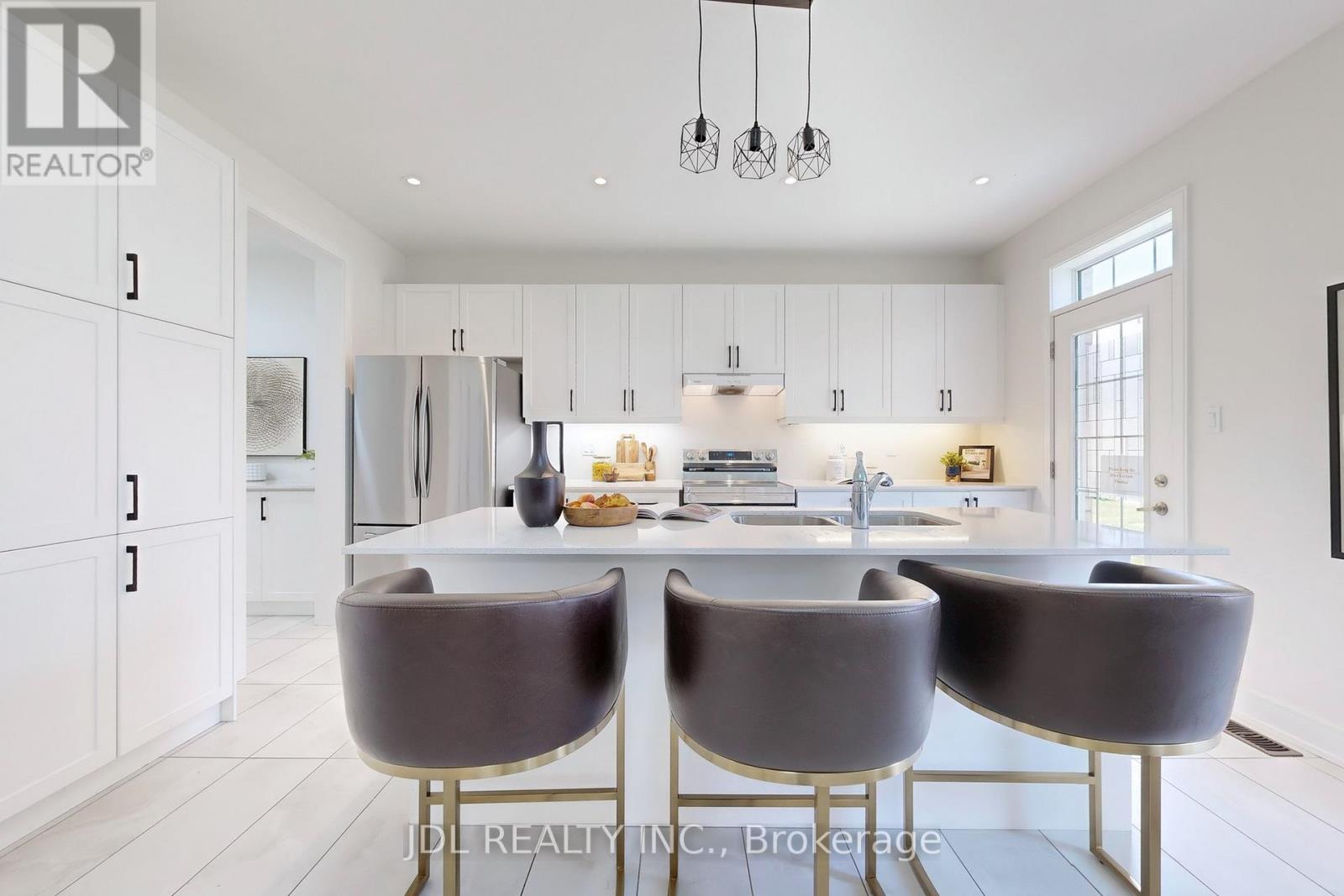 Photo 7 of 143 Kenneth Rogers Crescent, East Gwillimbury ON