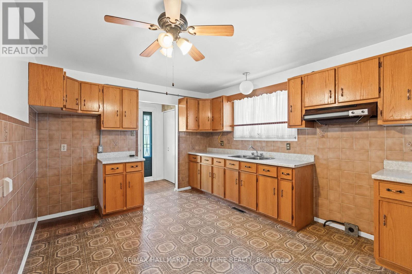 Photo 12 of 602 Eastvale Drive, Ottawa ON