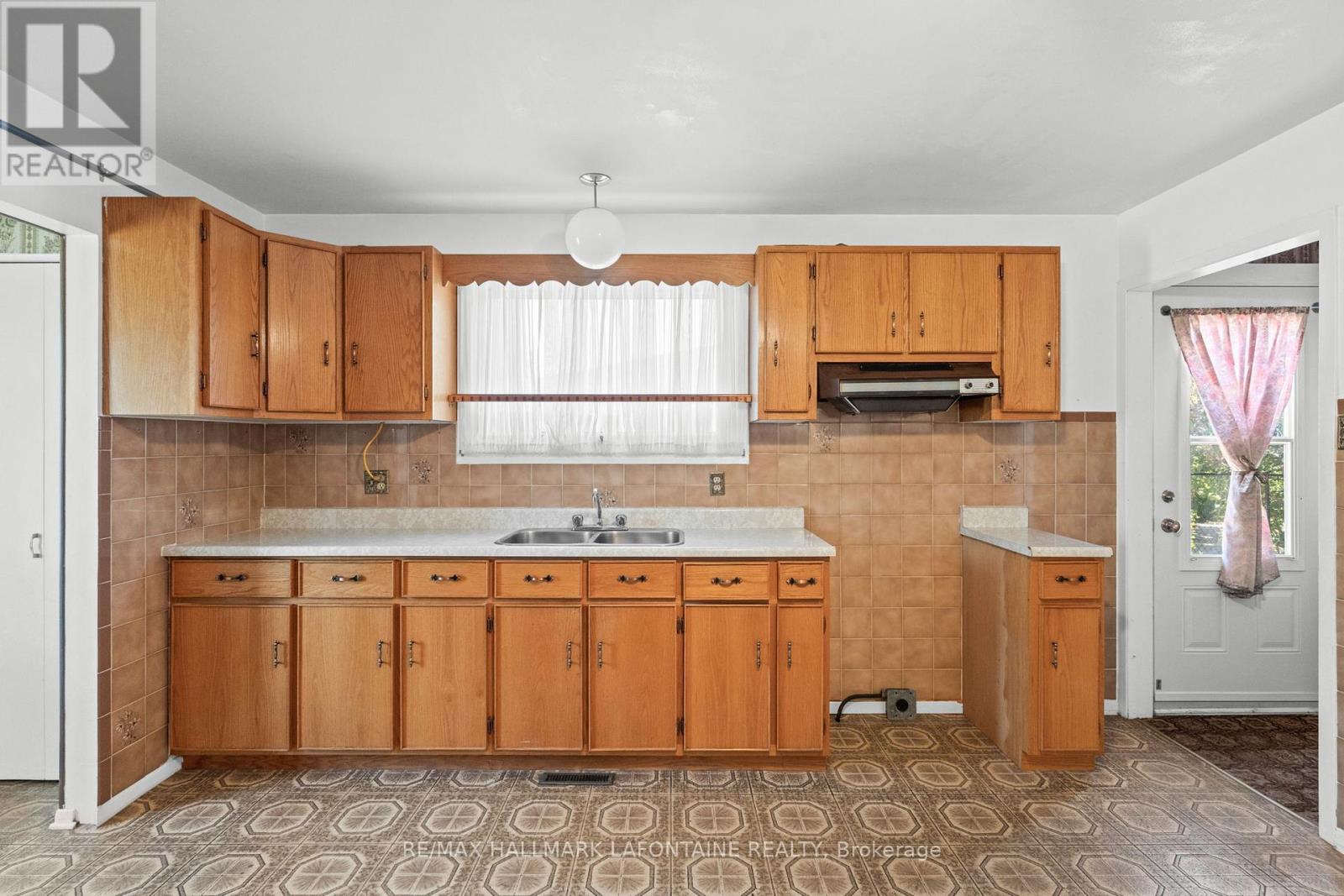 Photo 14 of 602 Eastvale Drive, Ottawa ON