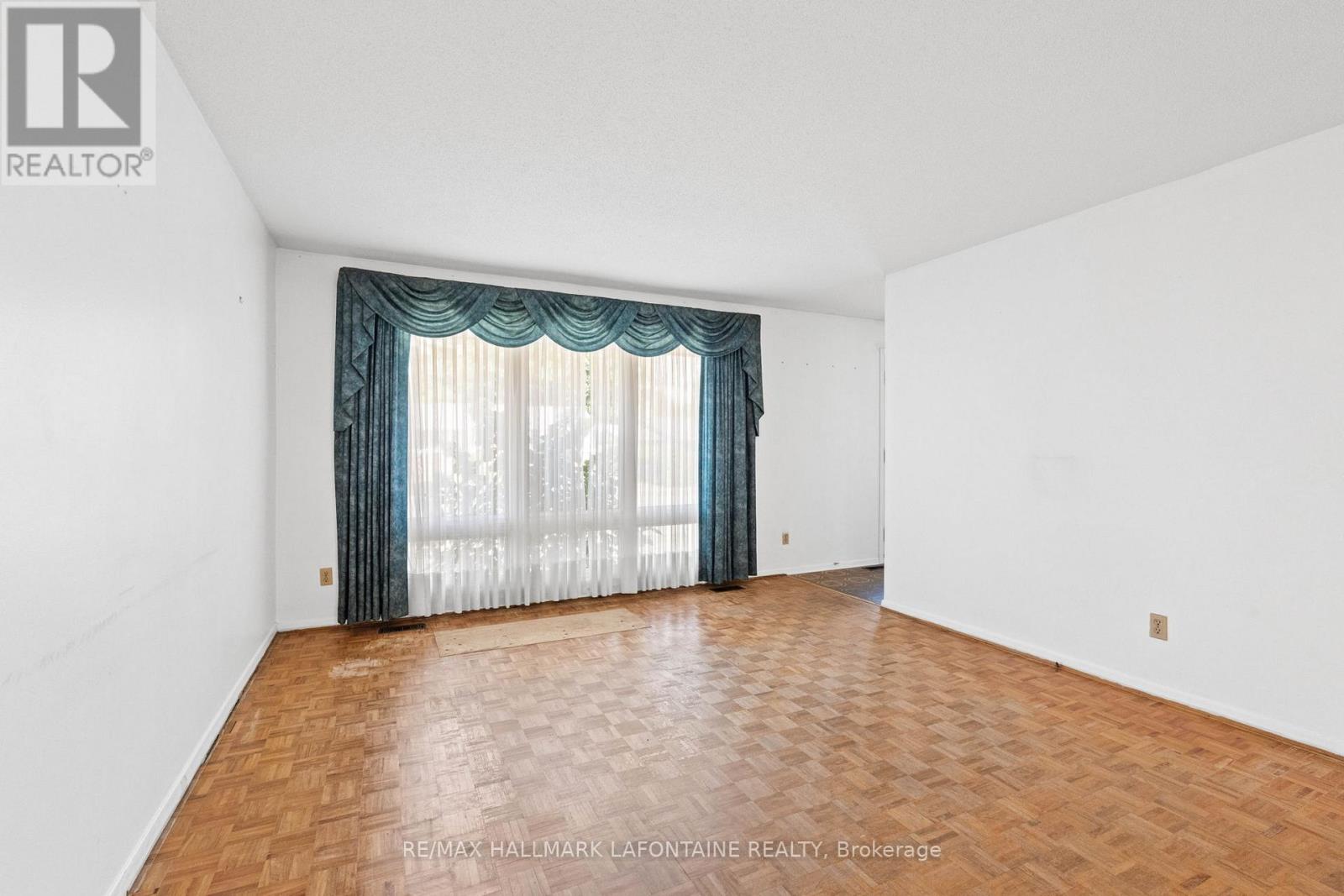 Photo 10 of 602 Eastvale Drive, Ottawa ON