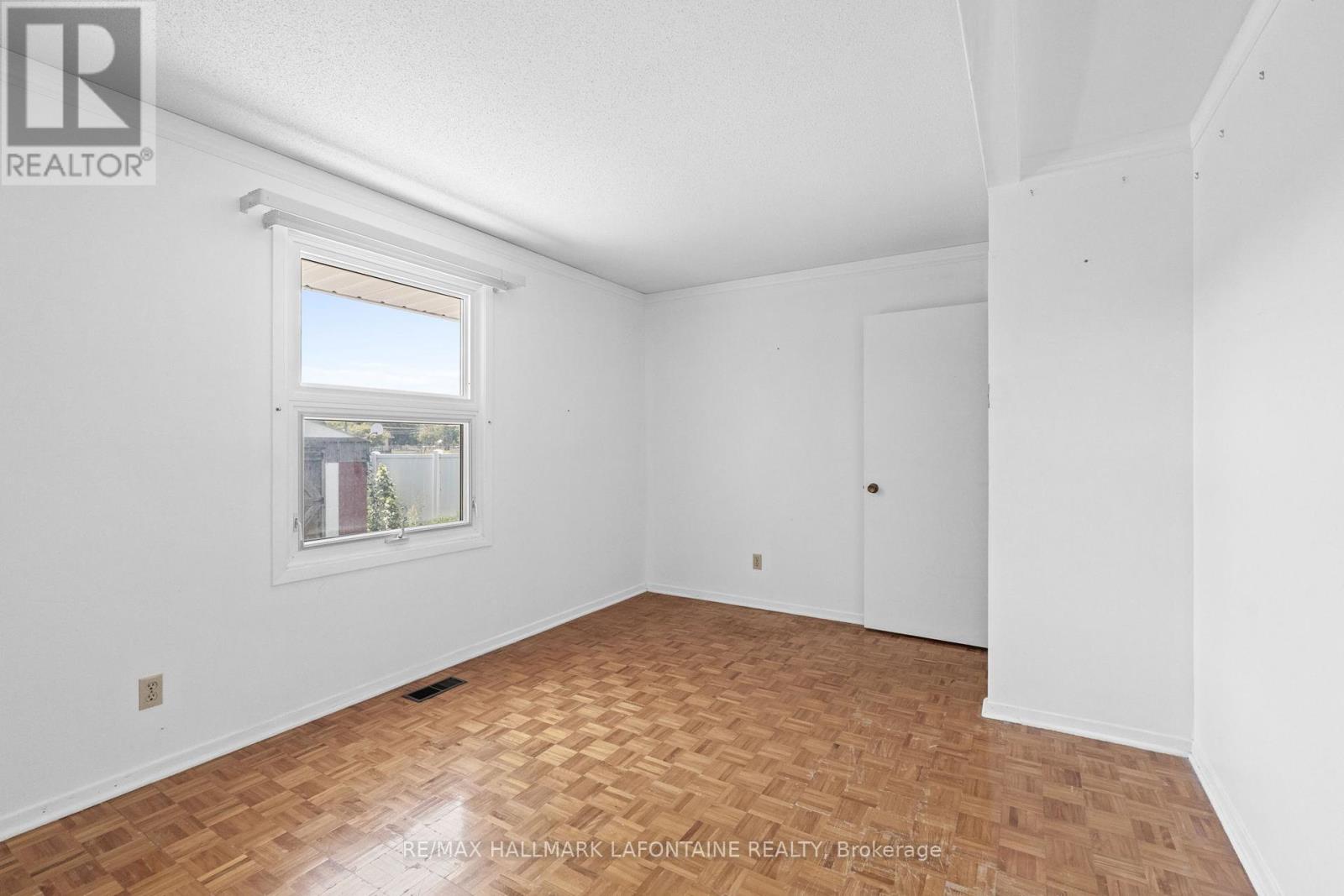 Photo 17 of 602 Eastvale Drive, Ottawa ON
