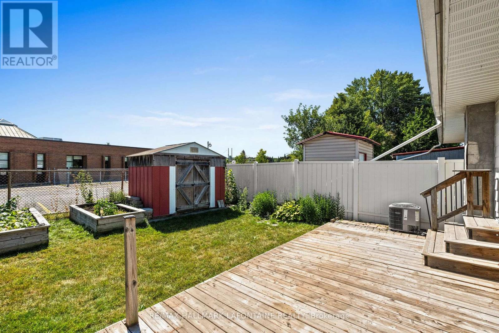 Photo 4 of 602 Eastvale Drive, Ottawa ON