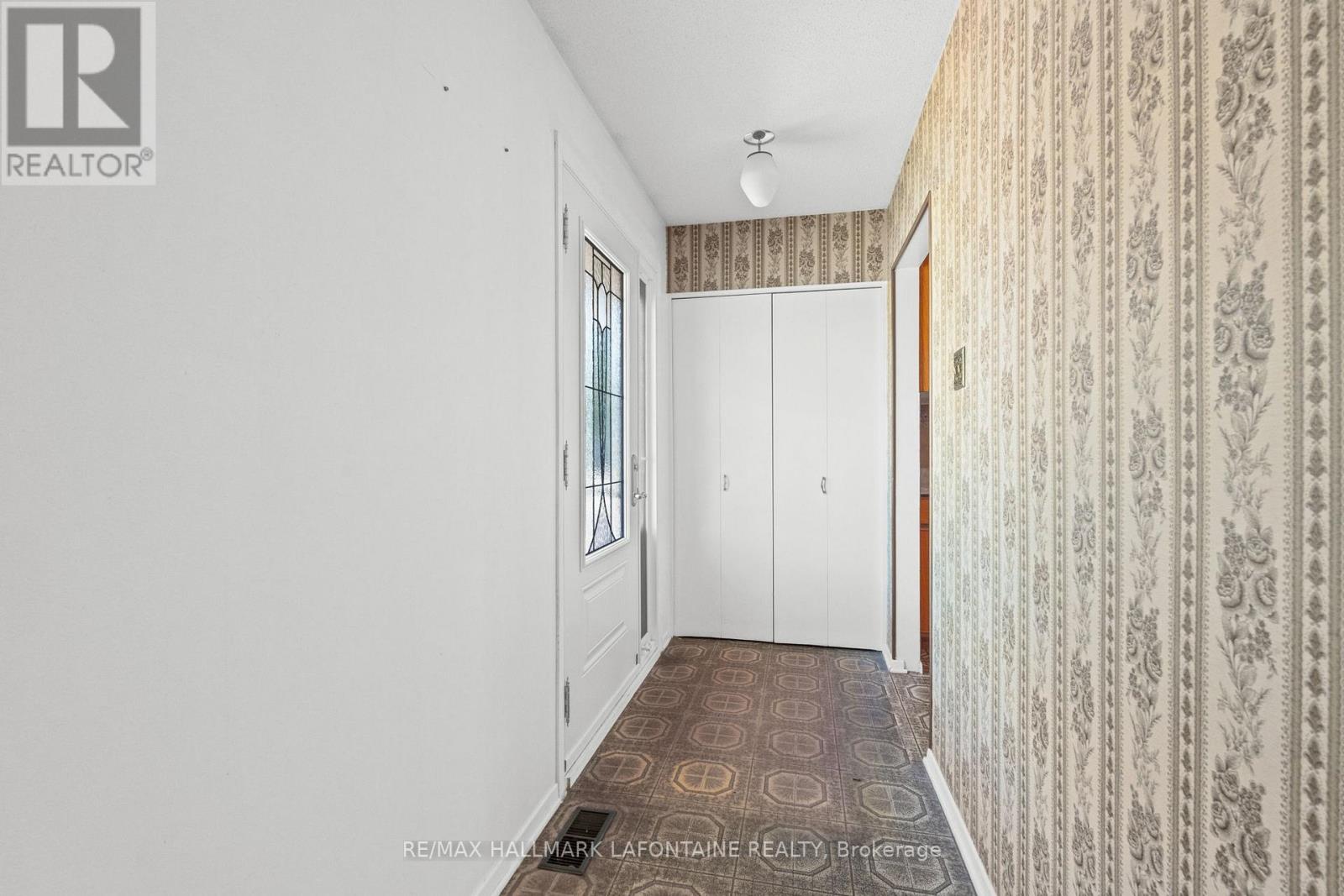 Photo 8 of 602 Eastvale Drive, Ottawa ON