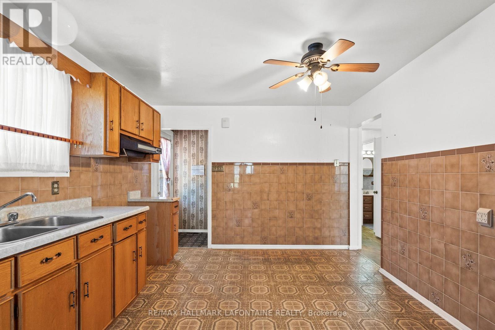 Photo 11 of 602 Eastvale Drive, Ottawa ON