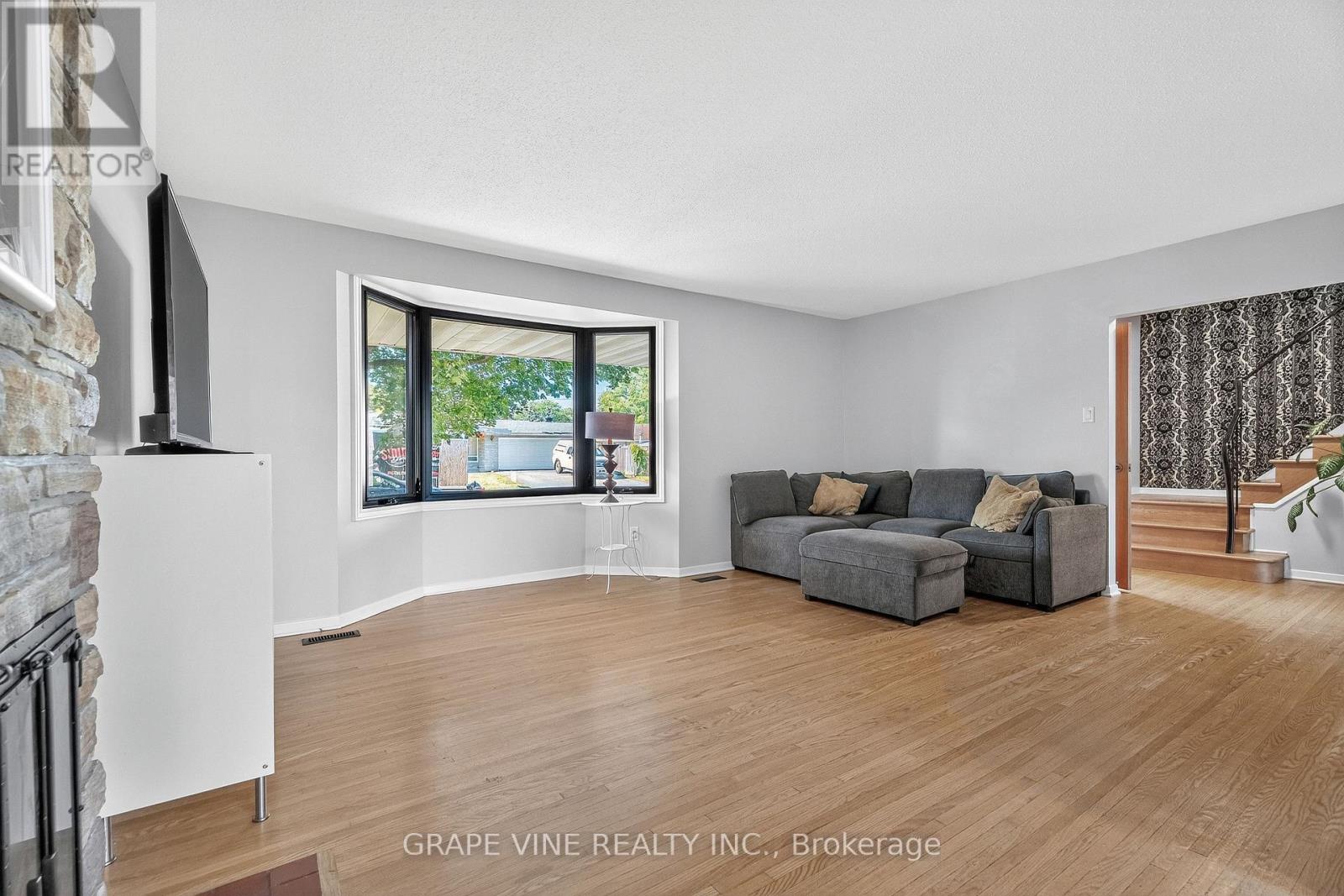 Photo 10 of 2405 Dwight Crescent, Ottawa ON