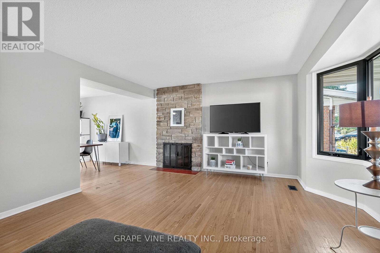 Photo 11 of 2405 Dwight Crescent, Ottawa ON