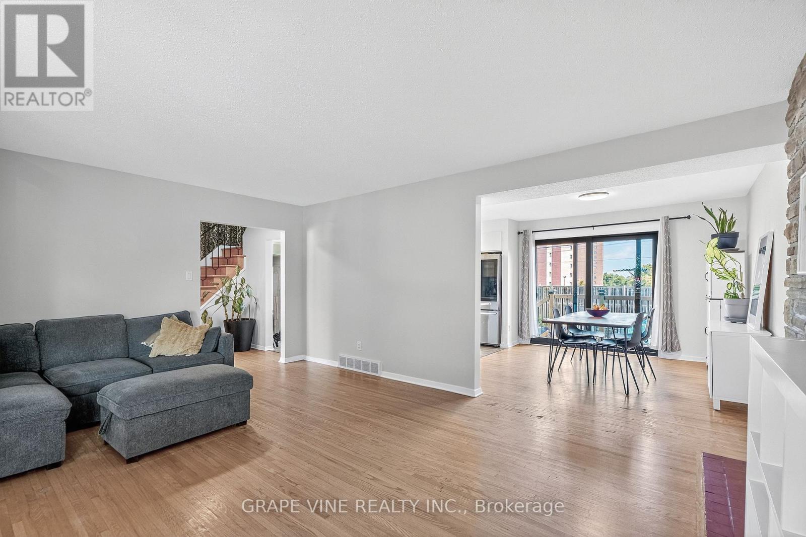 Photo 12 of 2405 Dwight Crescent, Ottawa ON